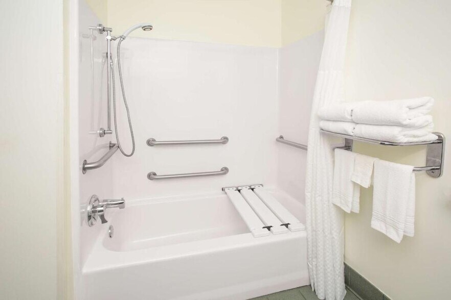 More Photos Of 196 Virginia Ave S, Tifton Hotel For Sale