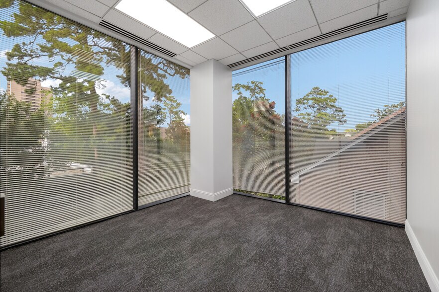 More Photos Of 17 S Briar Hollow Ln, Houston Office Residential For Lease