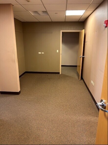 More Photos Of 2009 Warrenville Rd, Lisle Office For Lease