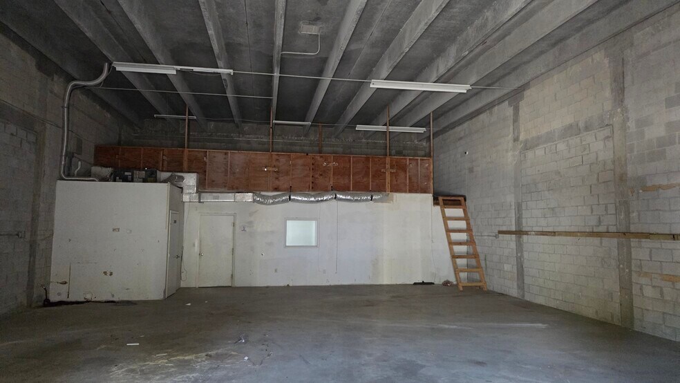 More Photos Of 352 Tall Pines Rd, West Palm Beach Warehouse For Lease