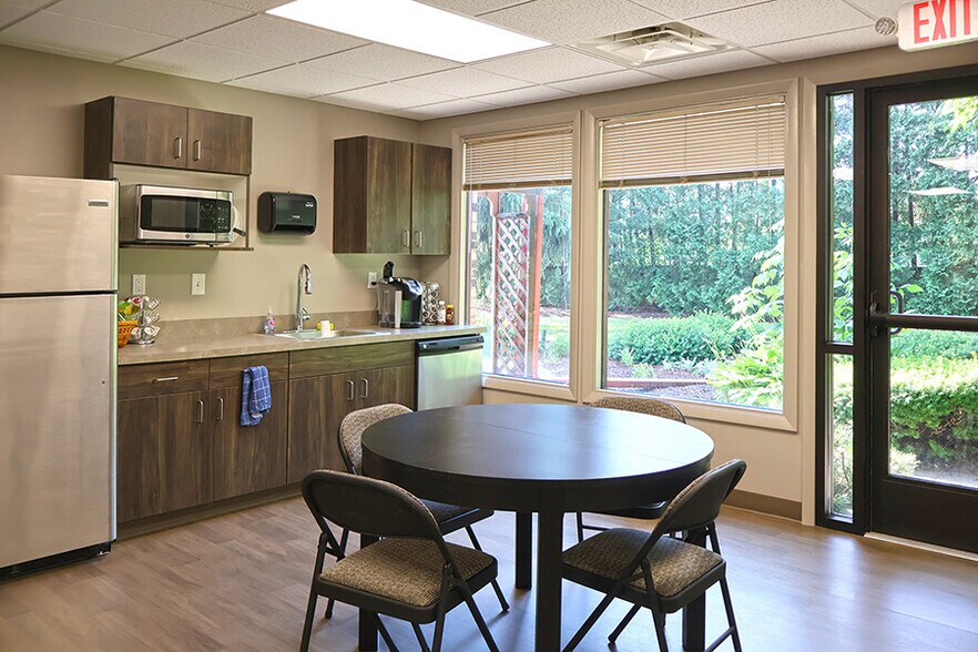 More Photos Of 1350 E Lake Lansing Rd, East Lansing Medical For Lease