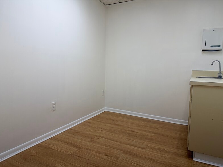 More Photos Of 6725 Cedarridge Dr, Zephyrhills Medical For Lease