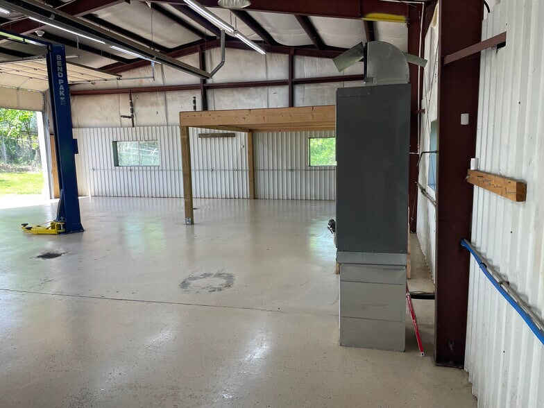 More Photos Of 414 Highway 42, Osage Beach Flex For Lease