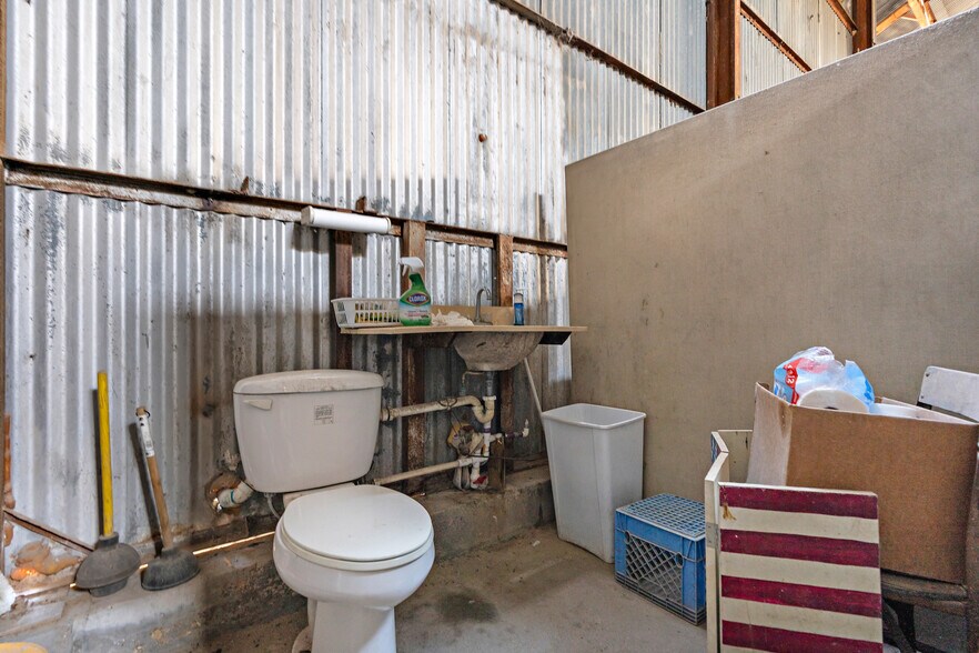 More Photos Of 200 S Wall St, Itasca Warehouse For Sale