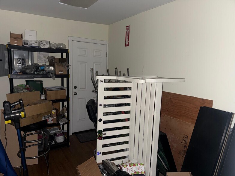 More Photos Of 78-84 E Park Ave, Long Beach Storefront For Lease