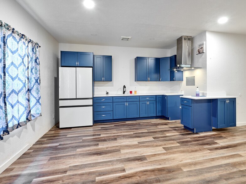 More Photos Of 1480 NE Laurel Ave, Woodburn Office For Sale