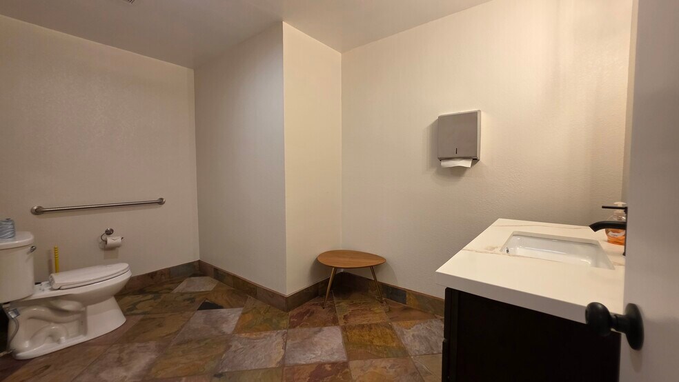 More Photos Of 3909 Vegas Dr, Las Vegas Office For Sale