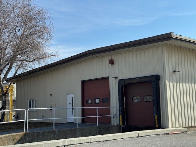 Primary Photo Of 402 Boyer Cir, Williston Distribution For Lease