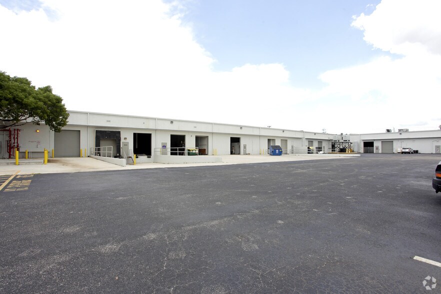 More Photos Of 5001-5035 N Hiatus Rd, Sunrise Warehouse For Lease