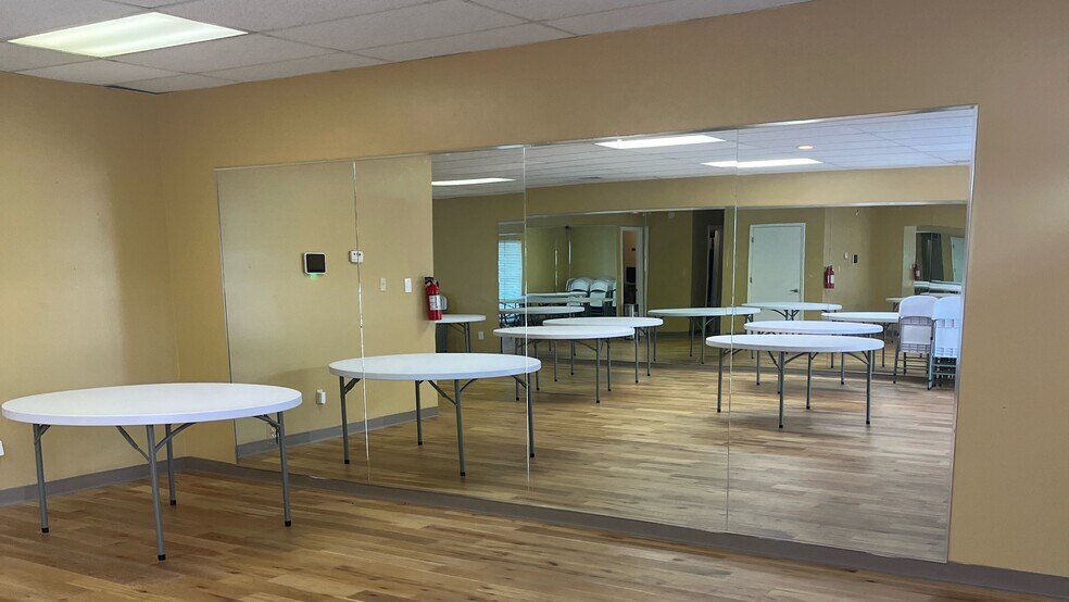 More Photos Of 18043 Bluegrass Pkwy, Louisville Office For Sale