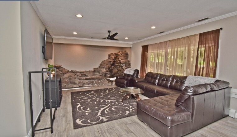 More Photos Of 2735 PA-390, Canadensis Hospitality For Sale