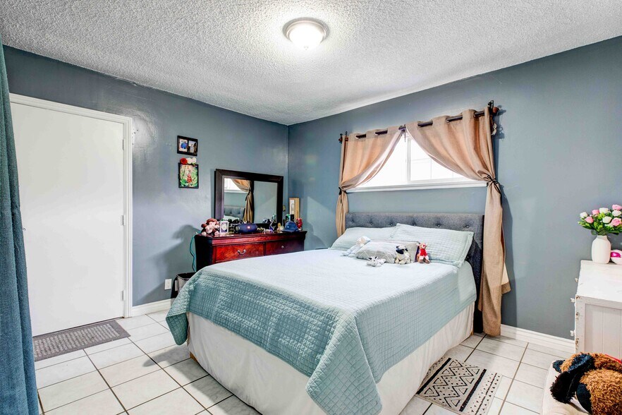 More Photos Of 12606 Foothill Blvd, Sylmar Manufacturing For Sale