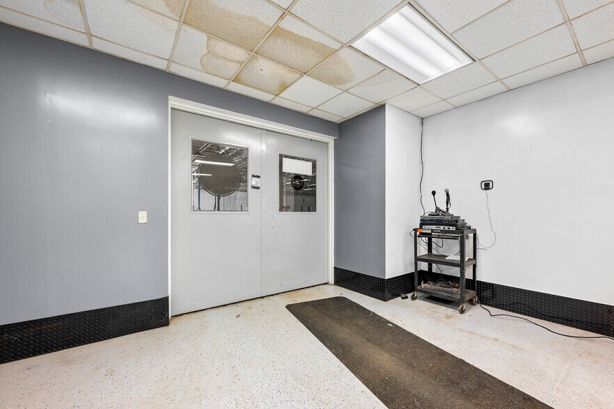 More Photos Of 2727 S Beech Daly Rd, Dearborn Heights Warehouse For Lease