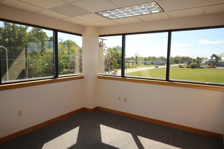 More Photos Of 8310 Clinton Park Dr, Fort Wayne Flex For Lease