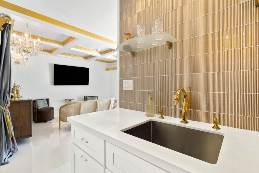 More Photos Of 120 W Vereda Sur, Palm Springs Hotel For Sale