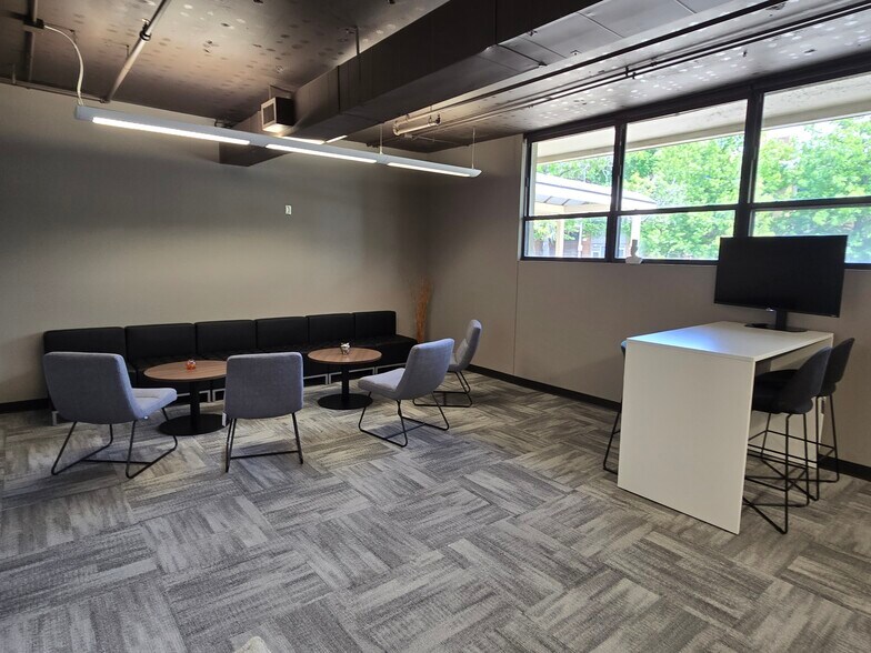 More Photos Of 3122 Gillham Plz, Kansas City Warehouse For Lease