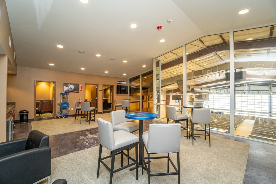 More Photos Of 7044 Interstate 10, Sealy Distribution For Sale