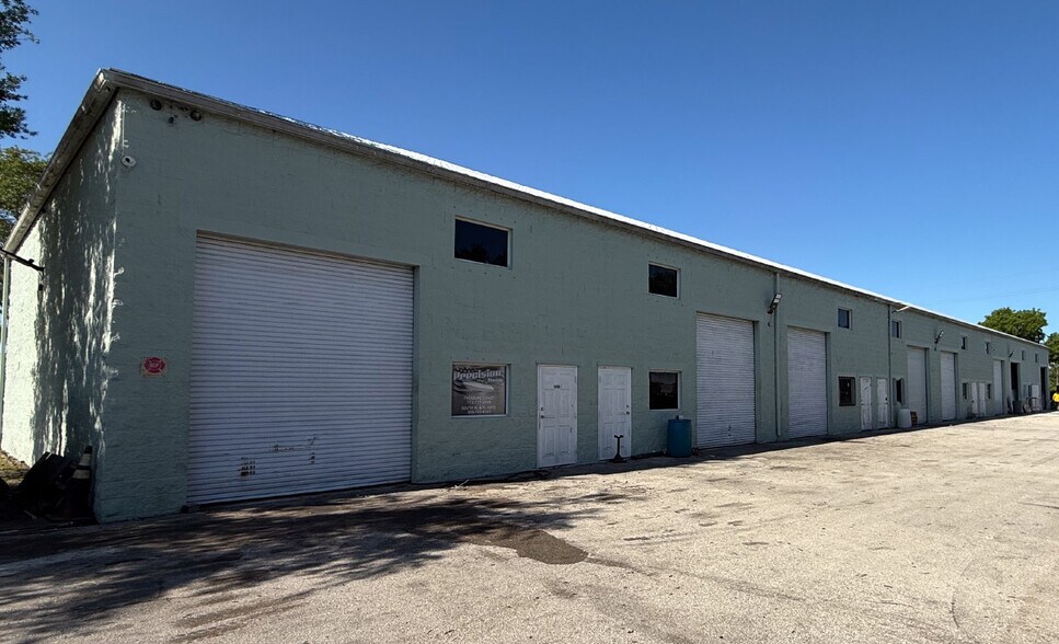 More Photos Of 1337 SW South Macedo Blvd, Port Saint Lucie Service For Lease
