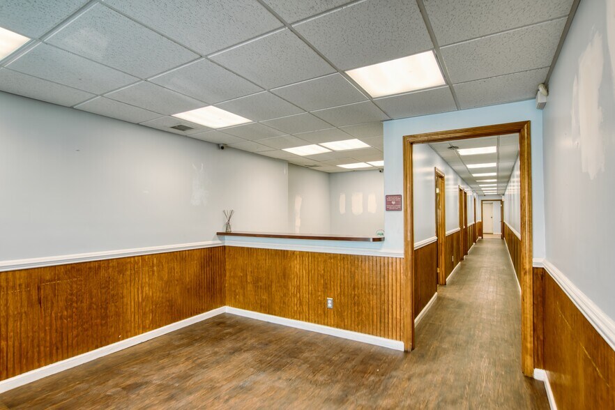 More Photos Of 2814 Middletown Rd, Bronx Storefront Retail Residential For Lease