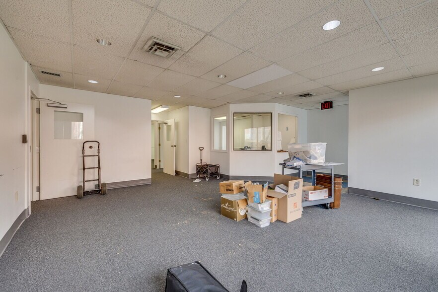 More Photos Of 311 W Walnut St, Johnson City Office For Sale