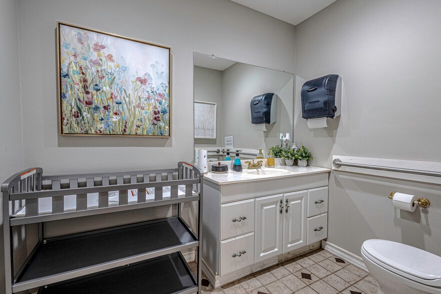 More Photos Of 4209 W waco Dr, Waco Office For Lease