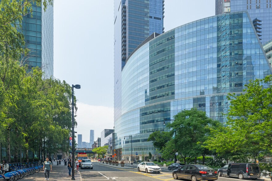 More Photos Of 2 Court Sq, Long Island City Office For Sale