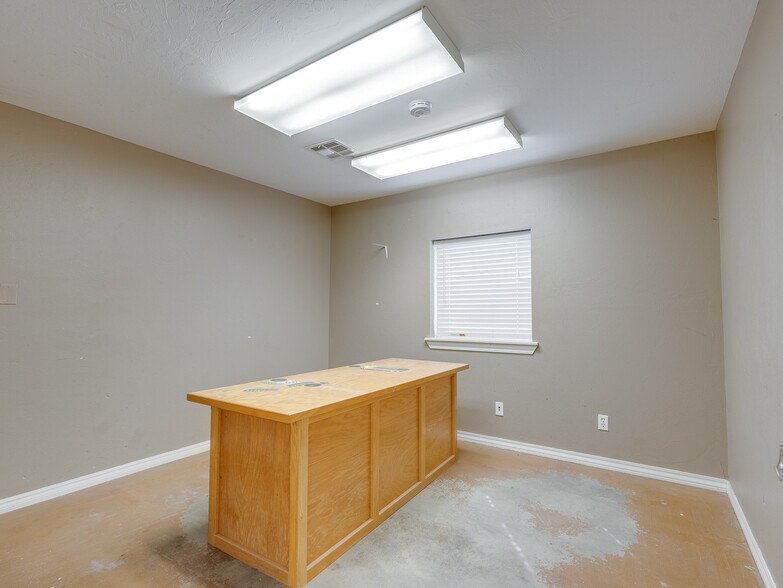 More Photos Of 122 N Hickory, Roff Flex For Sale