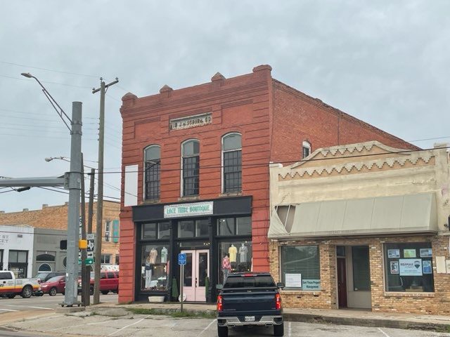 More Photos Of 100 E Hubbard St, Lindale Storefront For Sale