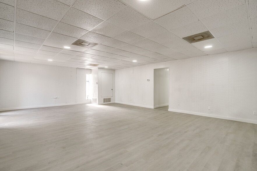 More Photos Of 1600 FM 3433, Newark Warehouse For Sale