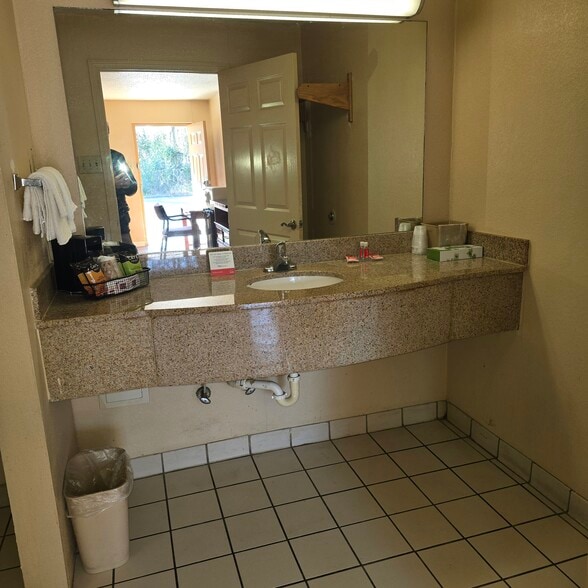 More Photos Of 1507 N Tibbs Rd, Dalton Hotel For Sale