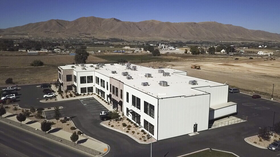 More Photos Of 1374 American Way, Payson Showroom For Sale