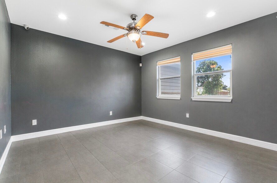 More Photos Of 902 Waco St, Dayton Office For Sale