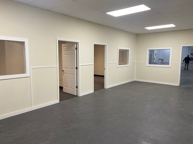 More Photos Of 3028 Mercury Rd, Jacksonville Warehouse For Lease