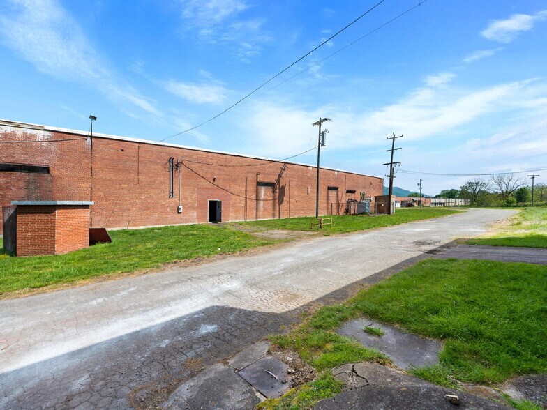 More Photos Of 1 Water St, Old Fort Distribution For Sale