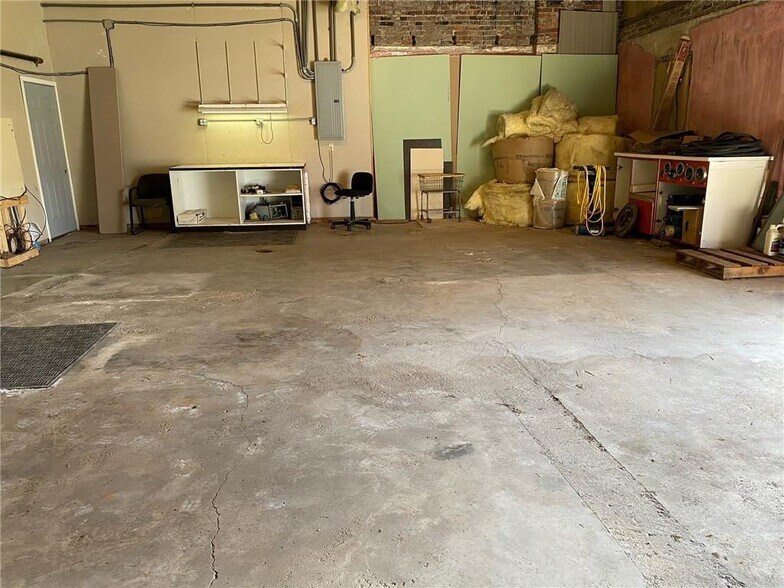 More Photos Of 305 W Madison St, Farina Flex For Sale