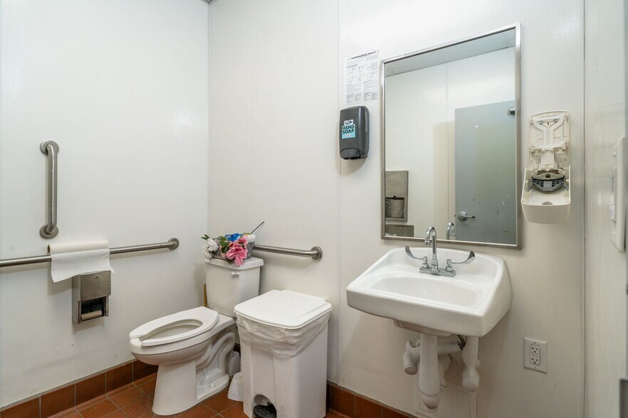 More Photos Of 1968 W Main St, Salem Fast Food For Lease