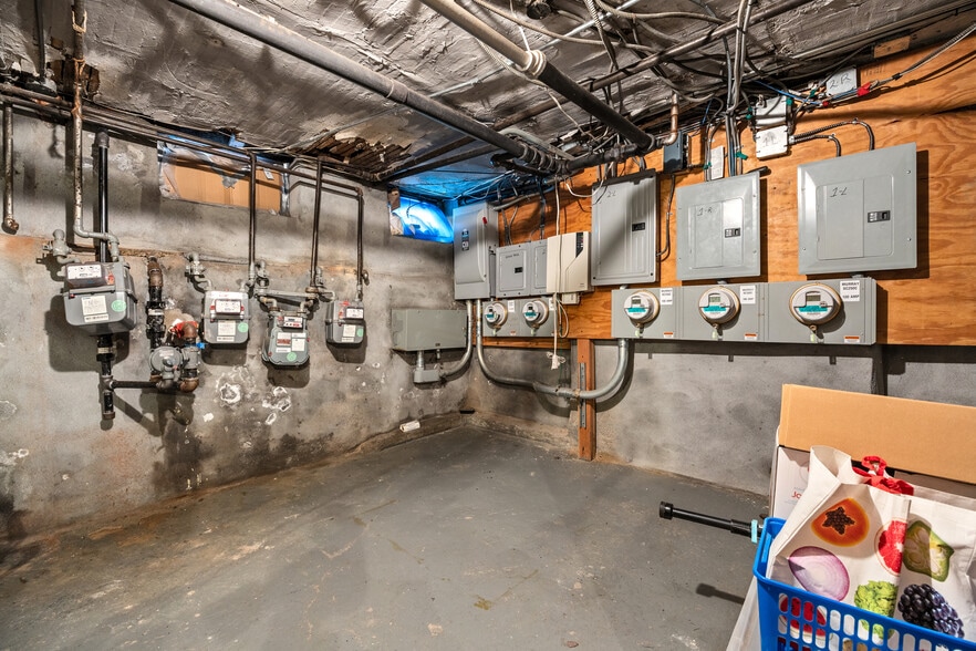 More Photos Of 7031 67th Pl, Glendale Multifamily For Sale