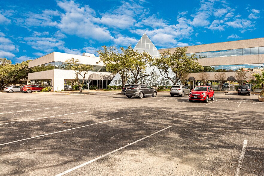 More Photos Of 7434 Louis Pasteur Dr, San Antonio Medical For Lease