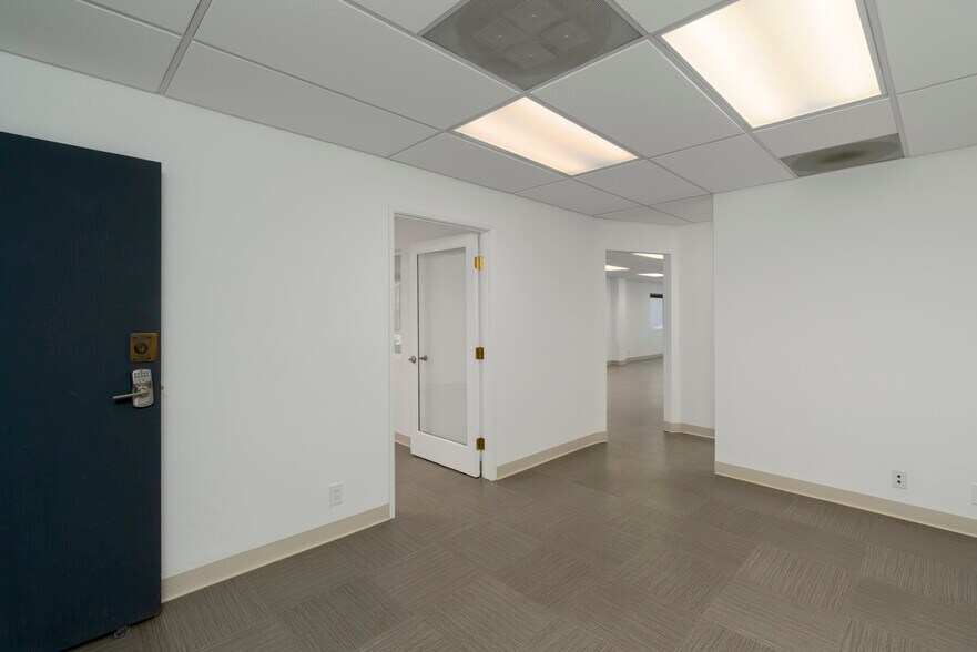 More Photos Of 7543 Woodley Ave, Van Nuys Office For Lease
