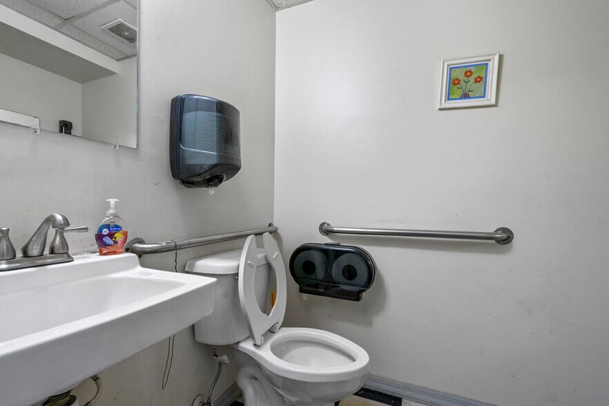 More Photos Of 4145 Fowler St, Fort Myers Auto Repair For Sale