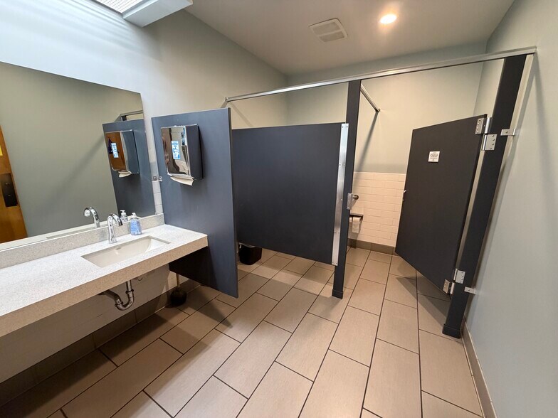 More Photos Of 1570 Oakland Rd, San Jose Research And Development For Sale