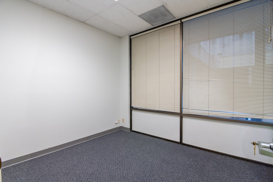 More Photos Of 5405 Stockdale Hwy, Bakersfield Office For Lease