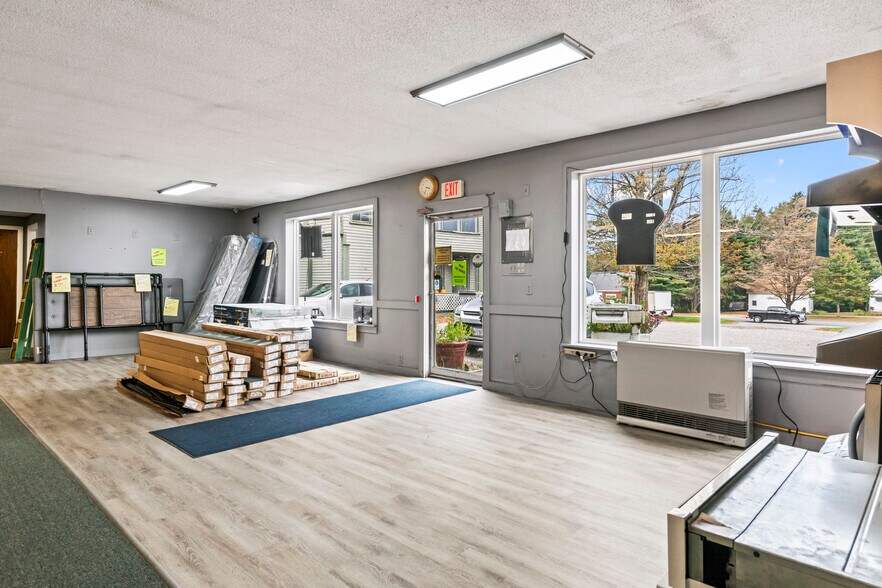 More Photos Of 680 Maine Ave, Farmingdale Storefront Retail Office For Lease