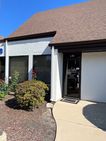 More Photos Of 2020 Dean St, St Charles Office For Sale