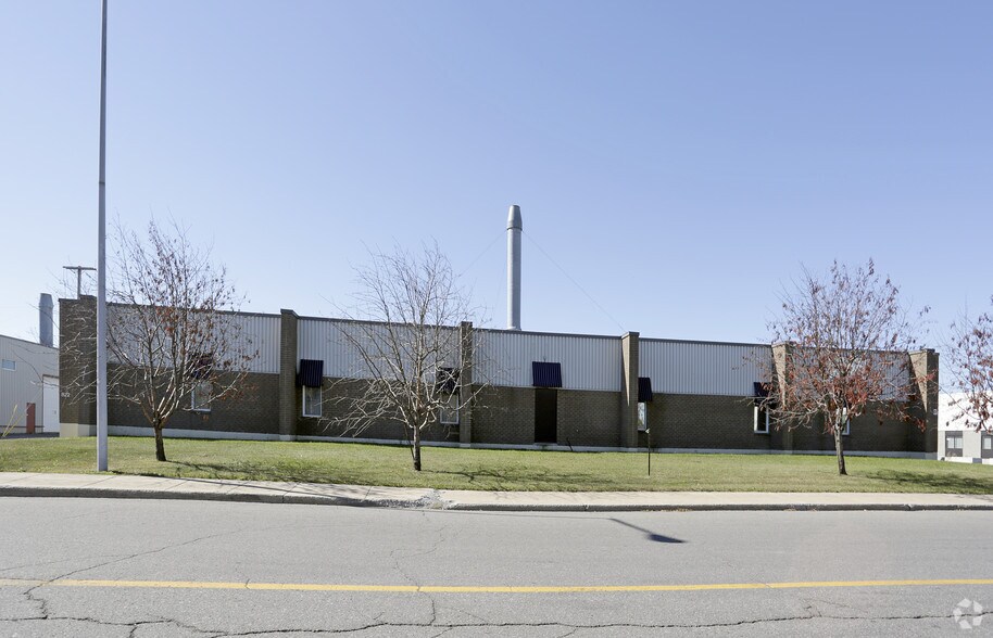 More Photos Of 820-822 Boul Guimond, Longueuil Warehouse For Sale