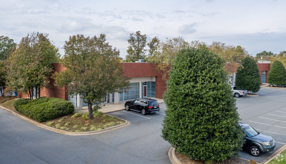 More Photos Of 116 Gasoline Aly, Mooresville Showroom For Lease