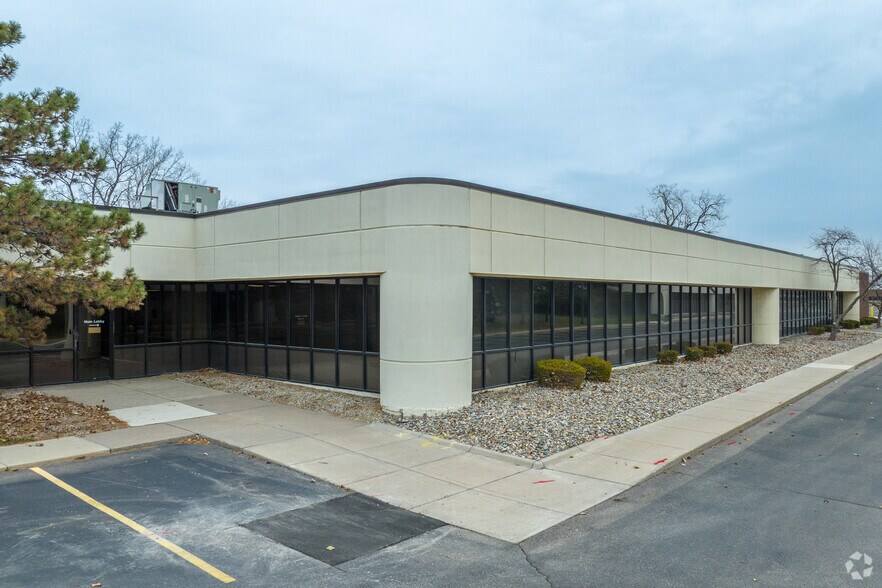 More Photos Of 15011 S Commerce Dr, Dearborn Flex For Sale