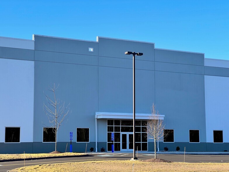 More Photos Of 110 Tradeport Dr, Windsor Distribution For Lease