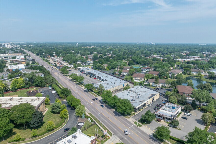 More Photos Of 1736-1790 W Algonquin Rd, Arlington Heights Storefront For Lease