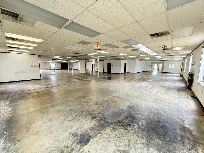 More Photos Of 1606 Headway Cir, Austin Light Manufacturing For Lease
